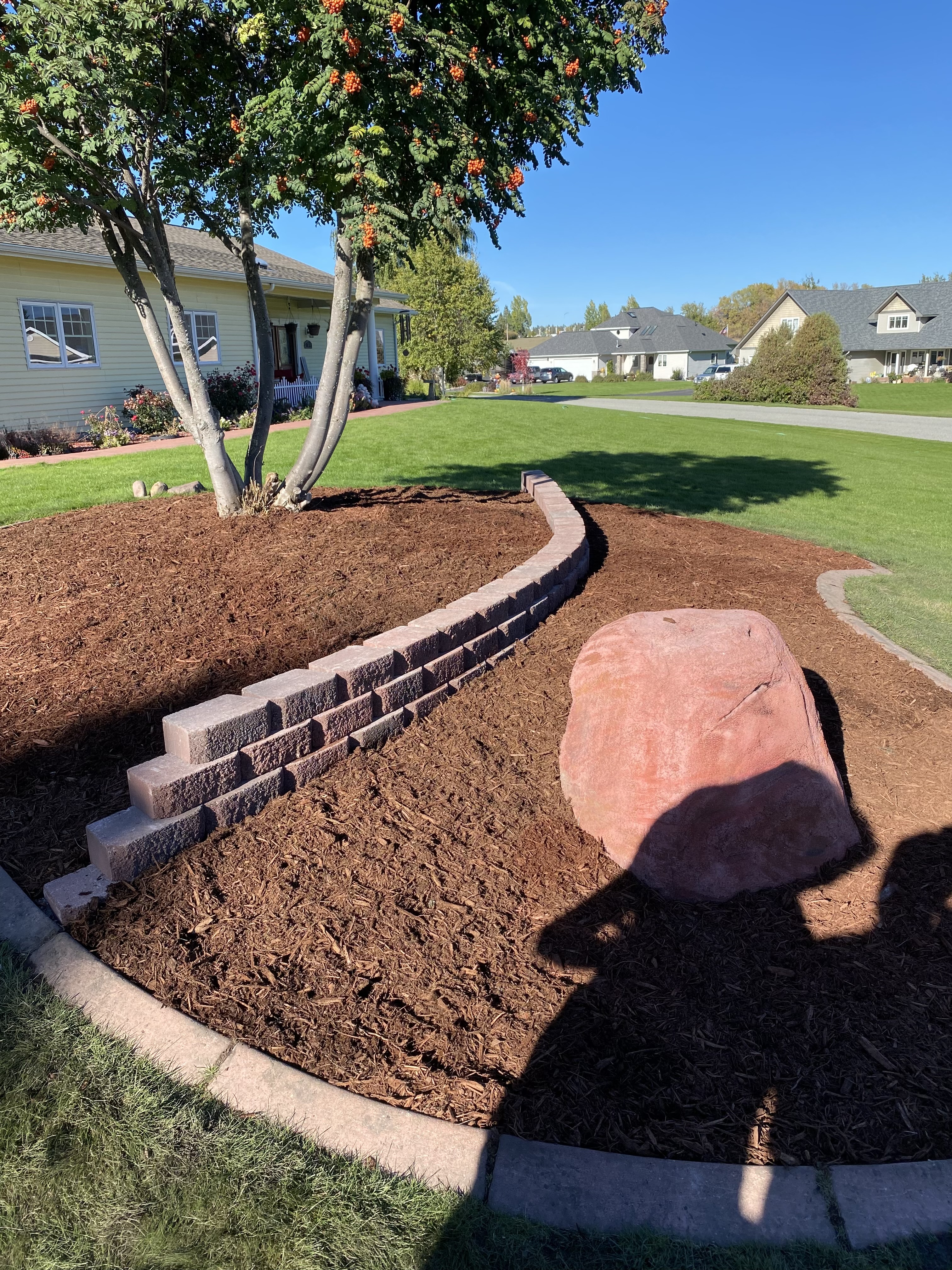 Retaining Wall & Mulch Bed